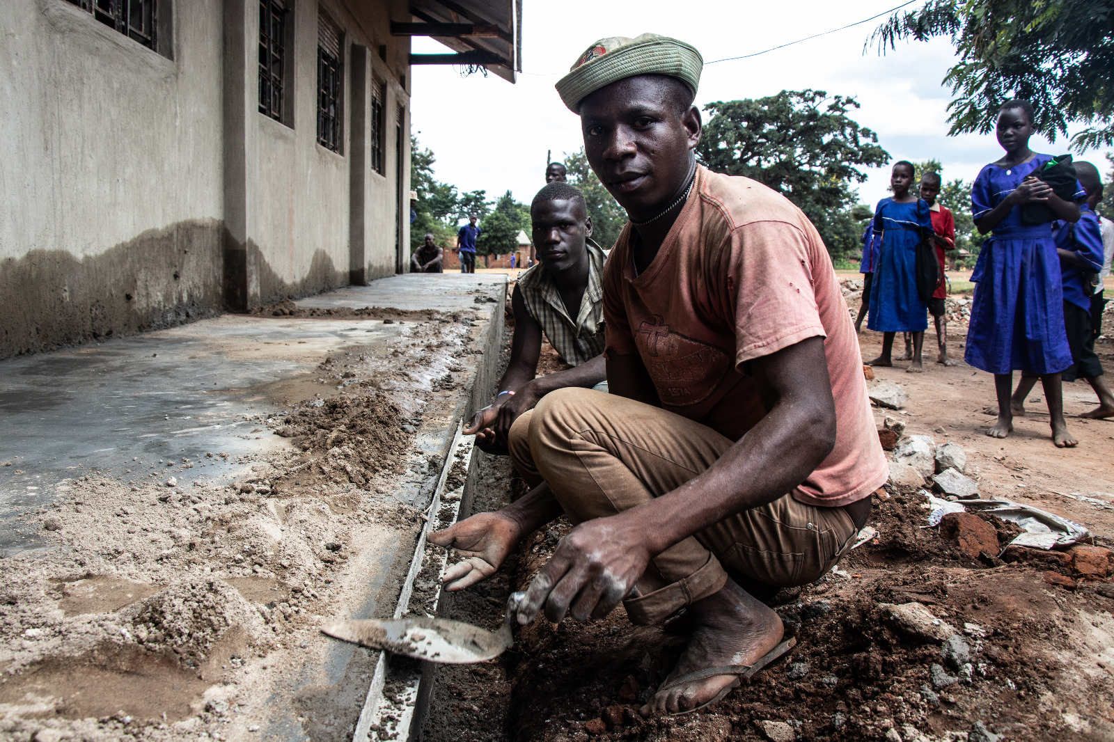 Constructor que ha participado múltiples veces en la reconstrucción de escuelas en Luuka.