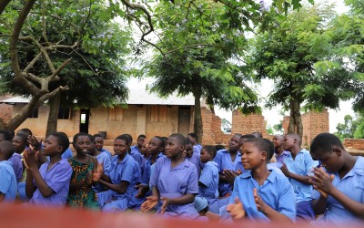 Uganda reobre les escoles després del tancament més llarg del món causat per la Covid